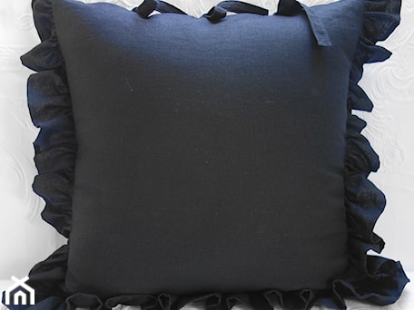 Aranżacje wnętrz - Salon: Czarna poduszka dekoracyjna KakaduArt - KakaduArt. Przeglądaj, dodawaj i zapisuj najlepsze zdjęcia, pomysły i inspiracje designerskie. W bazie mamy już prawie milion fotografii!