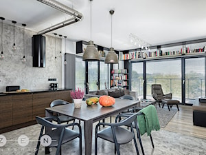MIESZKANIE INDUSTRIALNE / WARSZAWA - Średni szary salon z kuchnią z jadalnią z tarasem / balkonem, styl industrialny - zdjęcie od ZEN Interiors