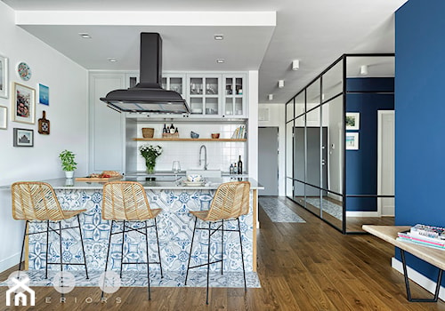 MIESZKANIE NA WILANOWIE - Średnia otwarta niebieska szara z zabudowaną lodówką z nablatowym zlewozmywakiem kuchnia dwurzędowa, styl rustykalny - zdjęcie od ZEN Interiors