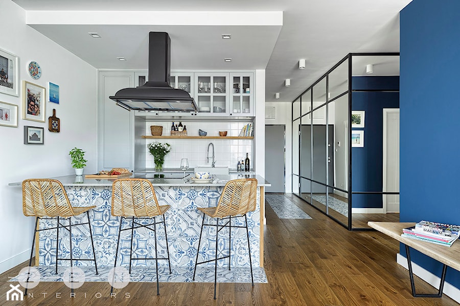MIESZKANIE NA WILANOWIE - Średnia otwarta niebieska szara z zabudowaną lodówką z nablatowym zlewozmywakiem kuchnia dwurzędowa, styl rustykalny - zdjęcie od ZEN Interiors