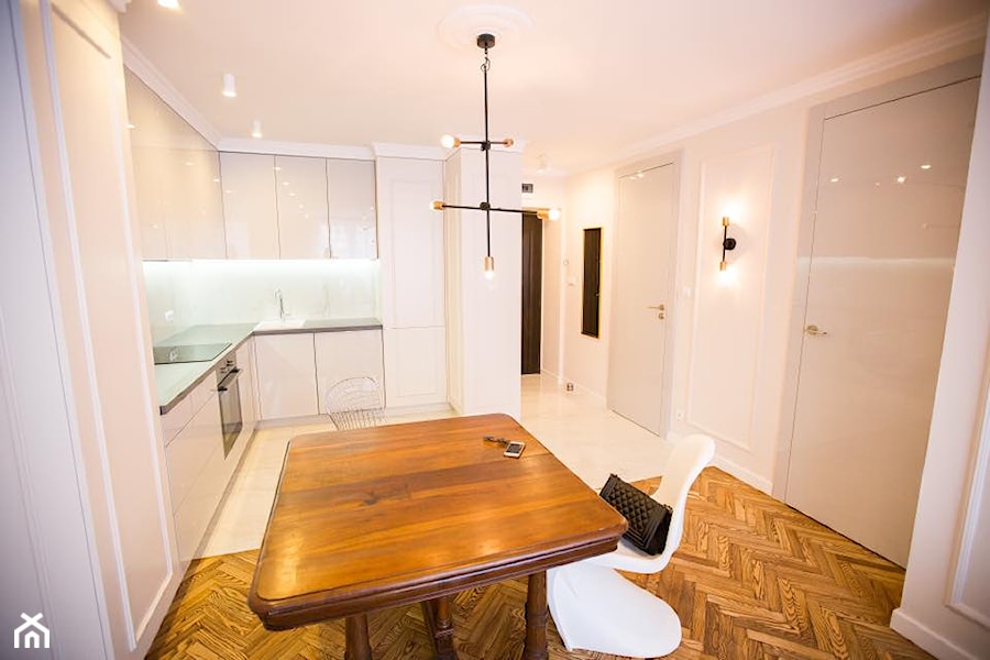 Metamorfoza mieszkania - Średnia otwarta z salonem z zabudowaną lodówką kuchnia w kształcie litery l, styl nowoczesny - zdjęcie od ZEN Interiors