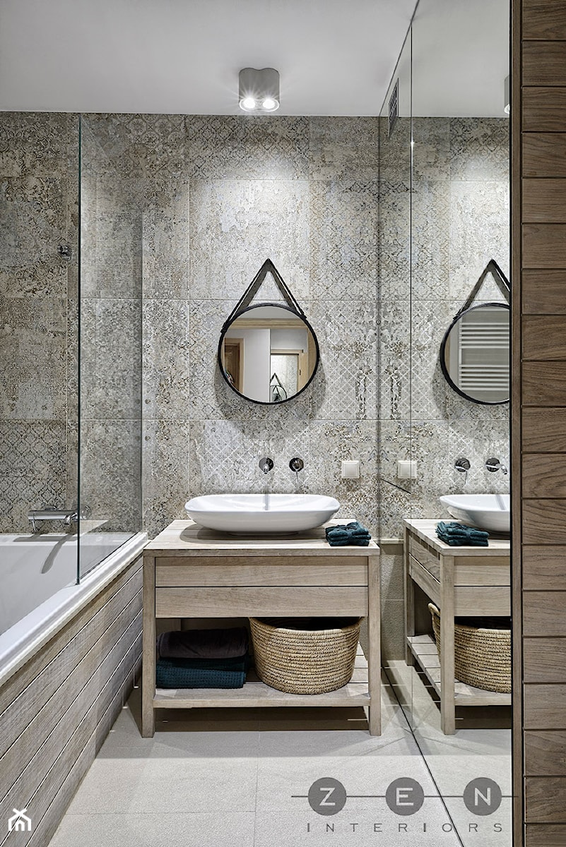 MIESZKANIE W SURFERSKIM STYLU - Mała bez okna jako pokój kąpielowy z punktowym oświetleniem łazienka, styl nowoczesny - zdjęcie od ZEN Interiors