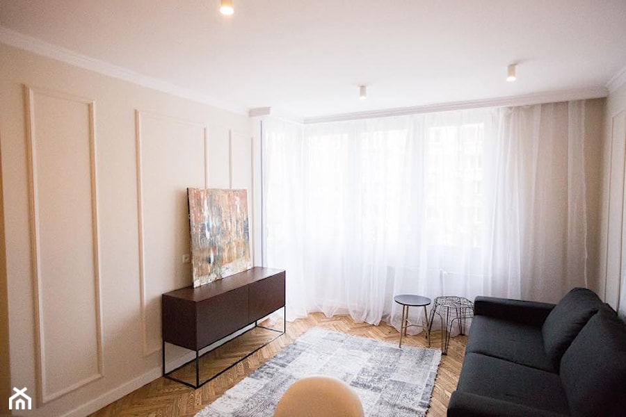 Metamorfoza mieszkania - Mały beżowy salon - zdjęcie od ZEN Interiors