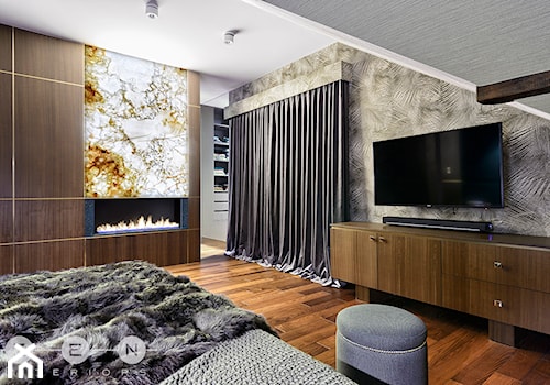 WILLA W RADZYMINIE - Średnia szara sypialnia na poddaszu z garderobą, styl glamour - zdjęcie od ZEN Interiors