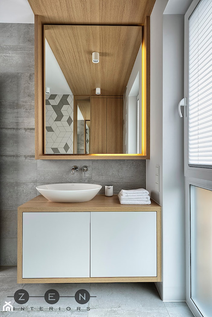 DOM w KOBYŁCE - Średnia z lustrem z punktowym oświetleniem łazienka z oknem, styl nowoczesny - zdjęcie od ZEN Interiors - Homebook