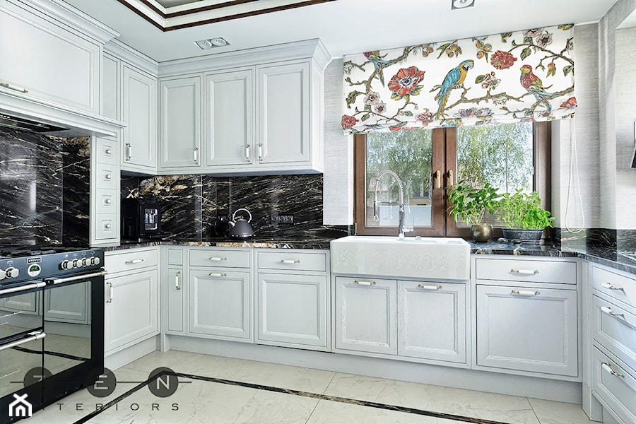 WILLA W RADZYMINIE - Średnia biała z zabudowaną lodówką z nablatowym zlewozmywakiem kuchnia w kształcie litery u, styl tradycyjny - zdjęcie od ZEN Interiors