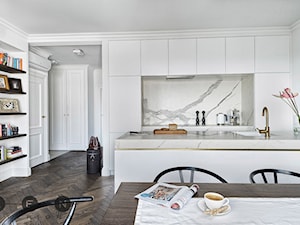 MIESZKANIE / ŻOLIBORZ - Średnia otwarta szara z zabudowaną lodówką z podblatowym zlewozmywakiem kuchnia dwurzędowa z marmurem nad blatem kuchennym, styl nowoczesny - zdjęcie od ZEN Interiors