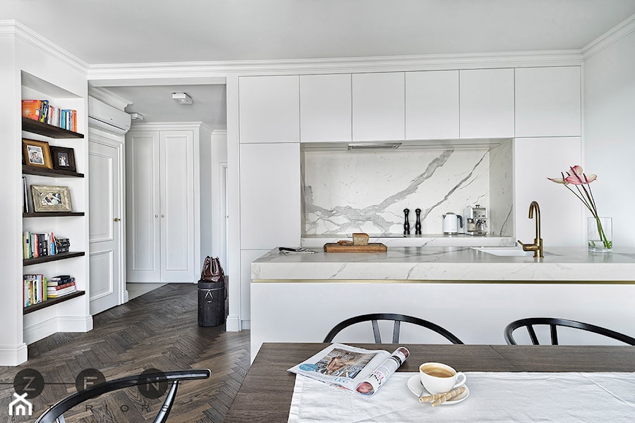 MIESZKANIE / ŻOLIBORZ - Średnia otwarta szara z zabudowaną lodówką z podblatowym zlewozmywakiem kuchnia dwurzędowa z marmurem nad blatem kuchennym, styl nowoczesny - zdjęcie od ZEN Interiors