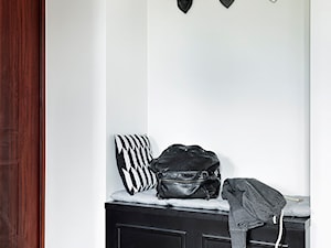 TANIA PRZEMIANA MIESZKANIA - Mały z wieszakiem biały hol / przedpokój, styl nowoczesny - zdjęcie od ZEN Interiors