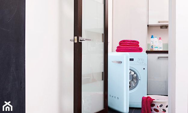 nowoczesna łazienka, różowe ręczniki, zabudowana pralka smeg