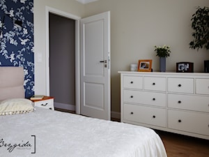 Mieszkanie z nutą klasyki - Średnia beżowa sypialnia, styl tradycyjny - zdjęcie od Brygida Projektuje