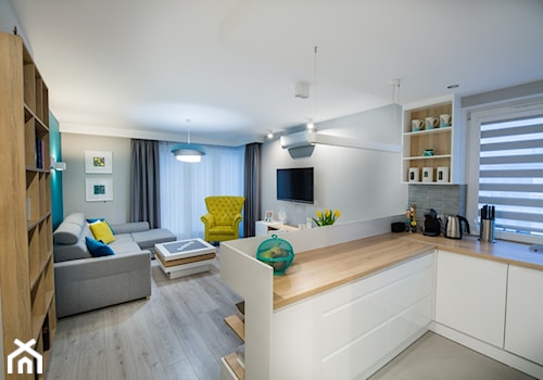 Mieszkanie z turkusem - Mały szary salon z kuchnią, styl nowoczesny - zdjęcie od Brygida Projektuje