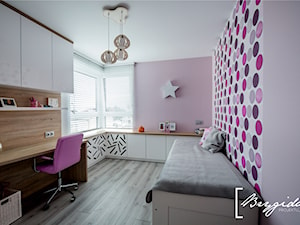 Mieszkanie z turkusem - Średni biały fioletowy pokój dziecka dla nastolatka dla chłopca dla dziewczynki, styl nowoczesny - zdjęcie od Brygida Projektuje