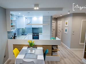 Mieszkanie z turkusem - Mały szary salon z kuchnią z jadalnią, styl nowoczesny - zdjęcie od Brygida Projektuje