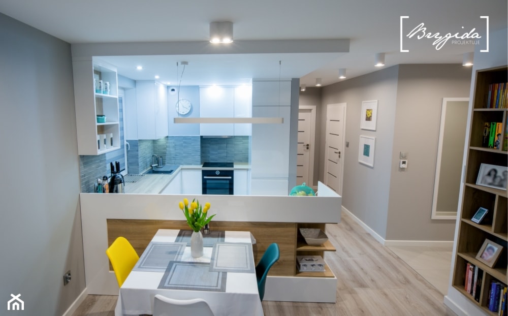 Mieszkanie z turkusem - Mały szary salon z kuchnią z jadalnią, styl nowoczesny - zdjęcie od Brygida Projektuje - Homebook