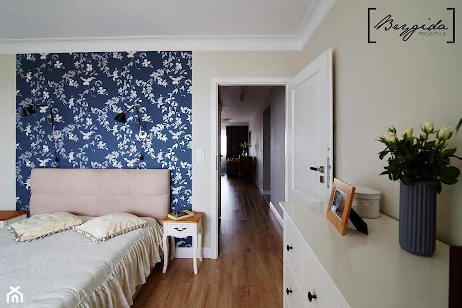Mieszkanie z nutą klasyki - Średnia beżowa niebieska sypialnia, styl tradycyjny - zdjęcie od Brygida Projektuje