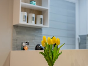 Mieszkanie z turkusem - Mała otwarta biała kuchnia jednorzędowa z oknem, styl nowoczesny - zdjęcie od Brygida Projektuje
