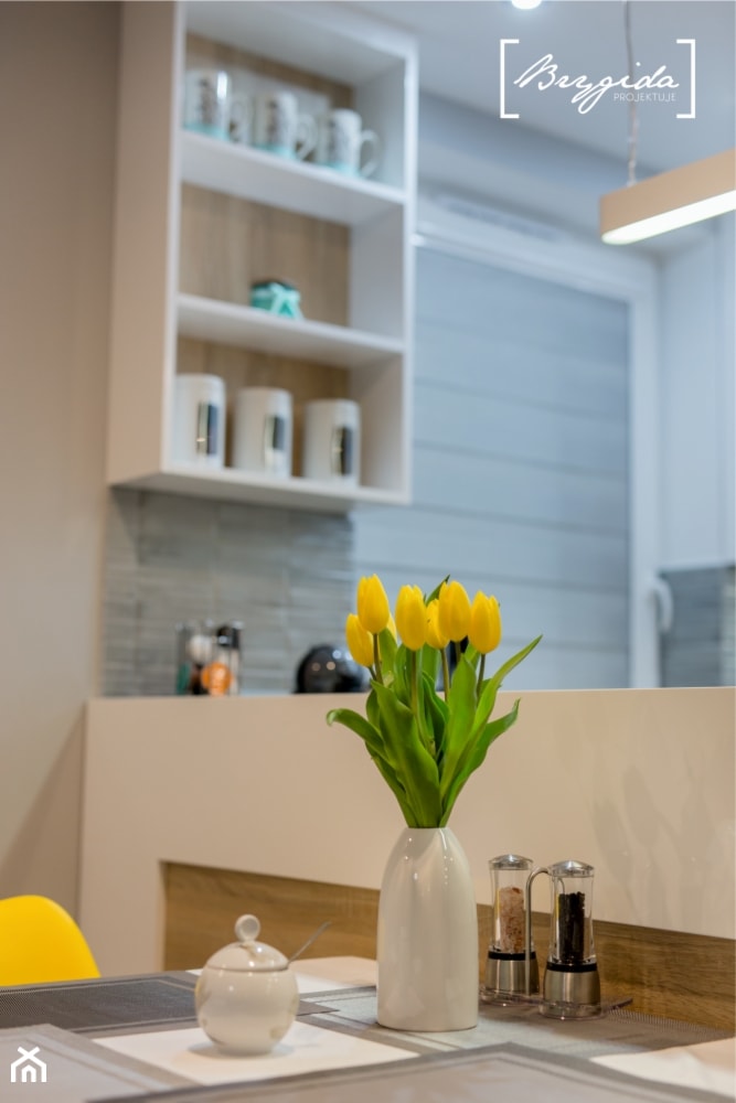 Mieszkanie z turkusem - Mała otwarta biała kuchnia jednorzędowa z oknem, styl nowoczesny - zdjęcie od Brygida Projektuje