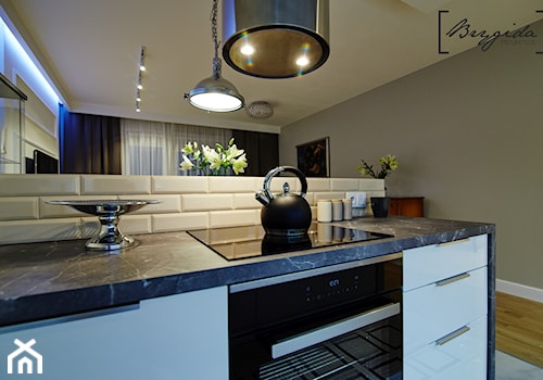 Mieszkanie z nutą klasyki - Z zabudowaną lodówką kuchnia z marmurową podłogą, styl glamour - zdjęcie od Brygida Projektuje