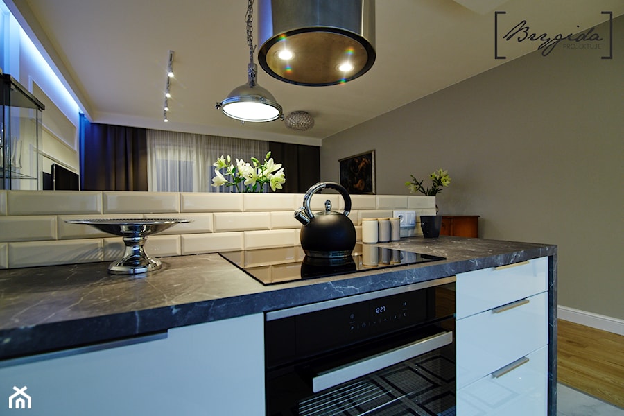 Mieszkanie z nutą klasyki - Z zabudowaną lodówką kuchnia z marmurową podłogą, styl glamour - zdjęcie od Brygida Projektuje