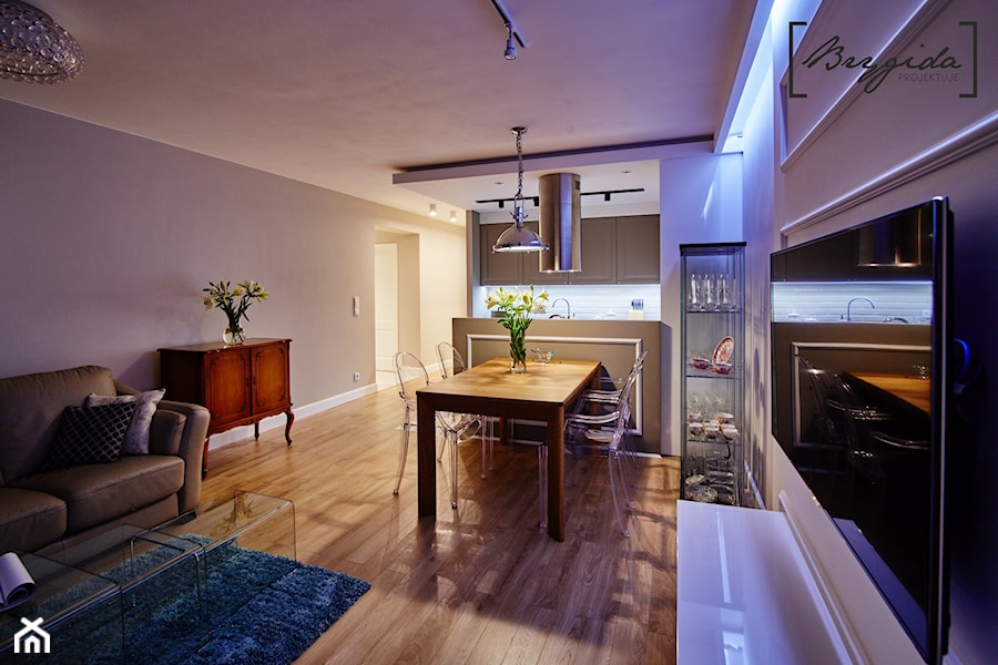 Mieszkanie z nutą klasyki - Mały szary salon z kuchnią z jadalnią, styl tradycyjny - zdjęcie od Brygida Projektuje