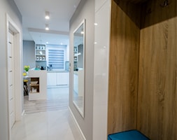Mieszkanie z turkusem - Średni z wieszakiem szary hol / przedpokój, styl nowoczesny - zdjęcie od Brygida Projektuje - Homebook
