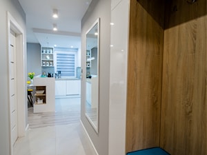 Mieszkanie z turkusem - Średni z wieszakiem szary hol / przedpokój, styl nowoczesny - zdjęcie od Brygida Projektuje