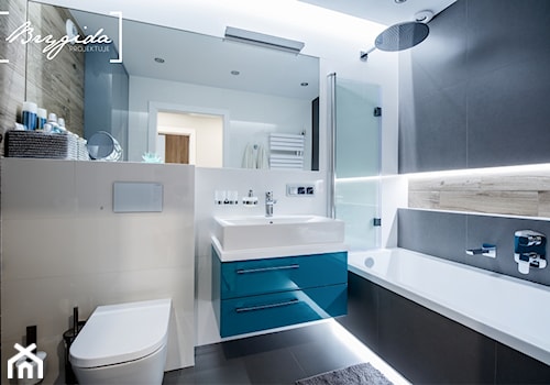 Mieszkanie z turkusem - Średnia bez okna z lustrem z punktowym oświetleniem łazienka, styl nowoczesny - zdjęcie od Brygida Projektuje