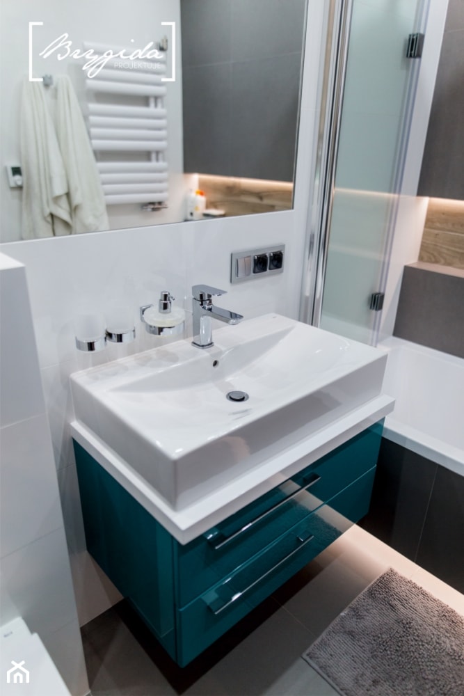 Mieszkanie z turkusem - Mała bez okna z lustrem łazienka, styl nowoczesny - zdjęcie od Brygida Projektuje