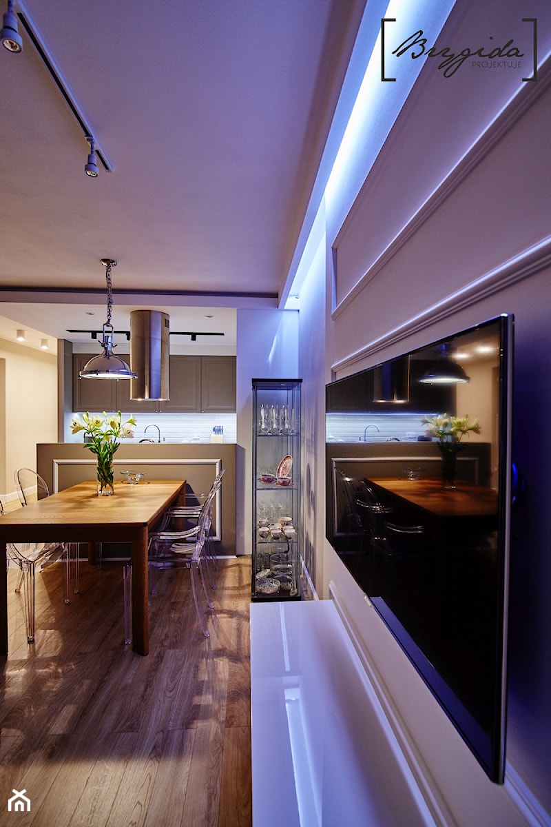 Mieszkanie z nutą klasyki - Mały szary salon z kuchnią z jadalnią, styl glamour - zdjęcie od Brygida Projektuje