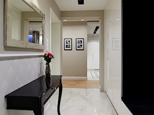 Mieszkanie z nutą klasyki - Średni beżowy biały z marmurem na podłodze hol / przedpokój, styl glamour - zdjęcie od Brygida Projektuje