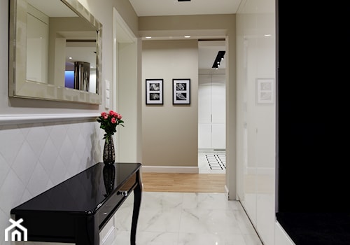 Mieszkanie z nutą klasyki - Średni beżowy biały z marmurem na podłodze hol / przedpokój, styl glamo ... - zdjęcie od Brygida Projektuje