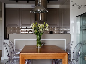 Mieszkanie z nutą klasyki - Średnia beżowa biała jadalnia w kuchni, styl tradycyjny - zdjęcie od Brygida Projektuje