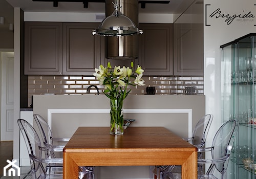 Mieszkanie z nutą klasyki - Średnia beżowa biała jadalnia w kuchni, styl tradycyjny - zdjęcie od Brygida Projektuje