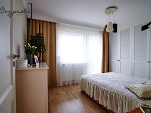 Mieszkanie z nutą klasyki - Średnia beżowa biała sypialnia, styl tradycyjny - zdjęcie od Brygida Projektuje