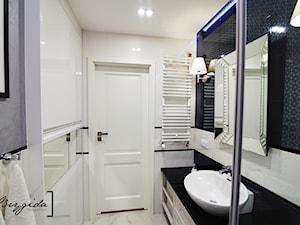 Mieszkanie z nutą klasyki - Mała na poddaszu bez okna łazienka, styl glamour - zdjęcie od Brygida Projektuje