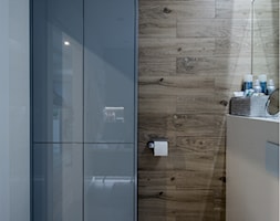 Mieszkanie z turkusem - Mała z lustrem łazienka, styl skandynawski - zdjęcie od Brygida Projektuje - Homebook