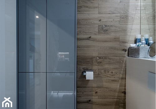 Mieszkanie z turkusem - Mała z lustrem łazienka, styl skandynawski - zdjęcie od Brygida Projektuje