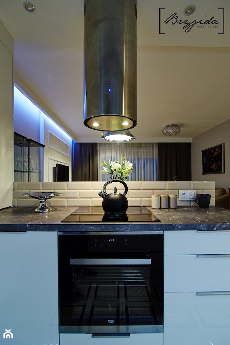 Mieszkanie z nutą klasyki - Mała otwarta z salonem z kamiennym blatem szara z zabudowaną lodówką kuchnia jednorzędowa z oknem, styl glamour - zdjęcie od Brygida Projektuje