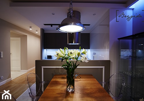 Mieszkanie z nutą klasyki - Średnia szara jadalnia w kuchni, styl tradycyjny - zdjęcie od Brygida Projektuje