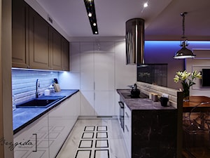 Mieszkanie z nutą klasyki - Duża otwarta z zabudowaną lodówką z nablatowym zlewozmywakiem kuchnia w kształcie litery u, styl glamour - zdjęcie od Brygida Projektuje