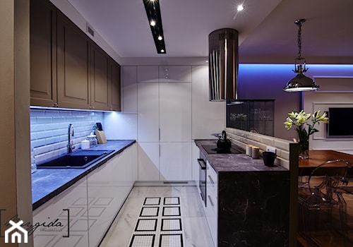 Mieszkanie z nutą klasyki - Duża otwarta z zabudowaną lodówką z nablatowym zlewozmywakiem kuchnia w kształcie litery u, styl glamour - zdjęcie od Brygida Projektuje