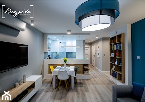 Mieszkanie z turkusem - Mały niebieski szary salon z kuchnią z jadalnią, styl nowoczesny - zdjęcie od Brygida Projektuje