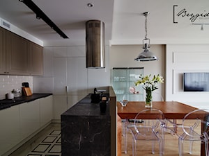 Mieszkanie z nutą klasyki - Mała beżowa biała jadalnia w kuchni, styl tradycyjny - zdjęcie od Brygida Projektuje