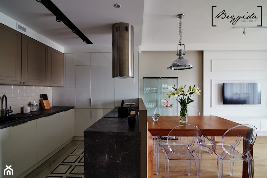 Mieszkanie z nutą klasyki - Mała beżowa biała jadalnia w kuchni, styl tradycyjny - zdjęcie od Brygida Projektuje