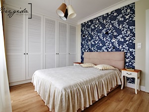 Mieszkanie z nutą klasyki - Duża beżowa niebieska sypialnia, styl tradycyjny - zdjęcie od Brygida Projektuje