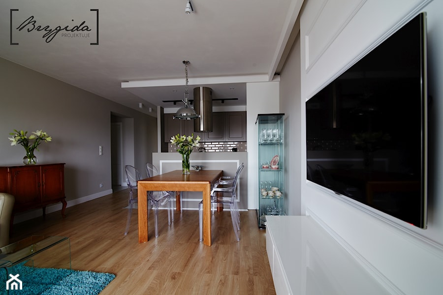 Mieszkanie z nutą klasyki - Mały biały szary salon z kuchnią z jadalnią, styl tradycyjny - zdjęcie od Brygida Projektuje