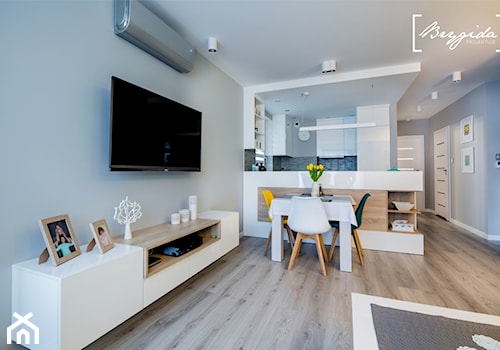 Mieszkanie z turkusem - Mały szary salon z kuchnią z jadalnią, styl nowoczesny - zdjęcie od Brygida Projektuje