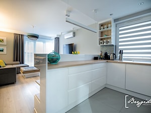 Mieszkanie z turkusem - Średnia otwarta z salonem szara z zabudowaną lodówką z nablatowym zlewozmywakiem kuchnia w kształcie litery u z oknem, styl nowoczesny - zdjęcie od Brygida Projektuje