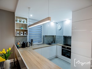 Mieszkanie z turkusem - Średnia otwarta czarna szara z zabudowaną lodówką z lodówką wolnostojącą z nablatowym zlewozmywakiem kuchnia w kształcie litery u z oknem, styl nowoczesny - zdjęcie od Brygida Projektuje